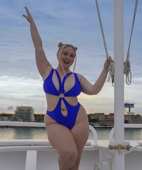 Niki Peacock star erotic pictures