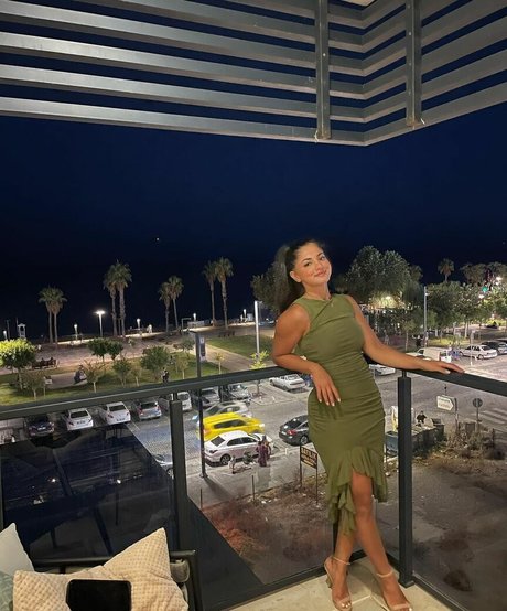 Mezdha Afzali model adult picture