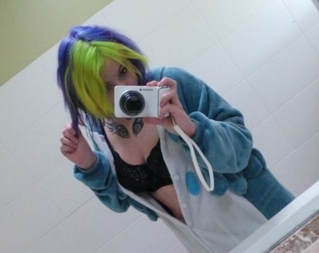 DeviousAdorei model sex galleries