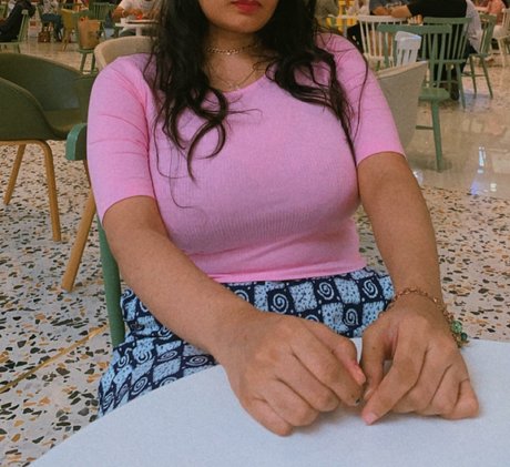 Desi Aurora model image