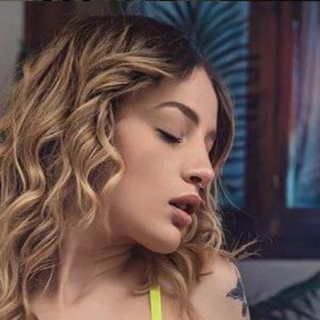 Kiara Cekici hot actress pic