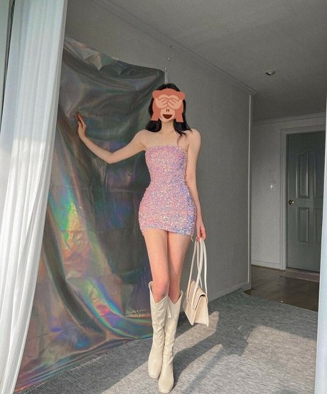 Aurora boots model nude image