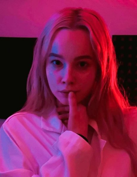 deni__dragons__ pretty model pics