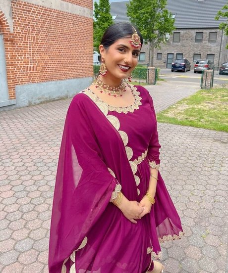 Tindy Kaur beautiful pornstar images