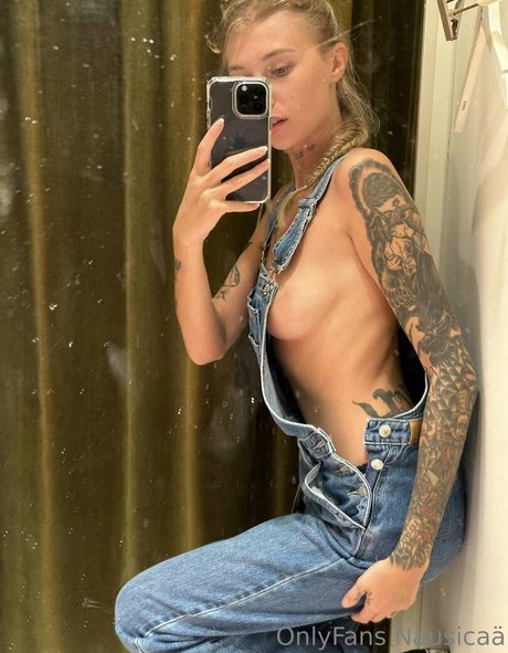 youliakyolner model art galleries