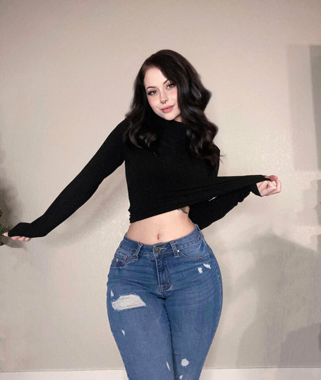 Lolaknivesxz pornstar pic