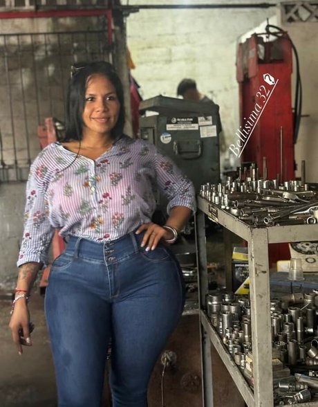 Bellisima 32 model nude photo