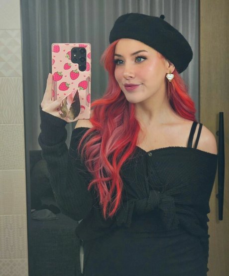 ItsLeslie model hot images