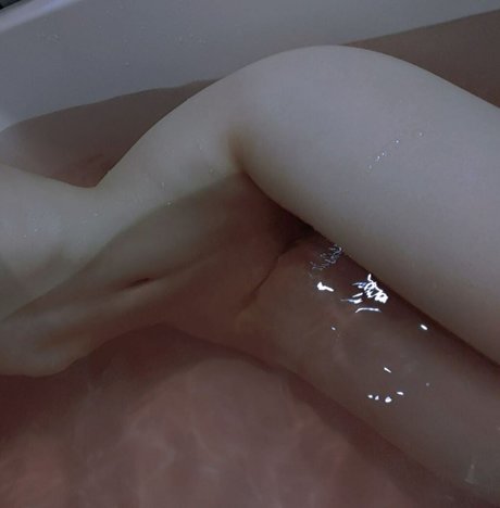 llhellsing erotic model photo