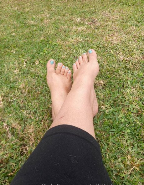 nikitafeistyfeet pretty actress pics