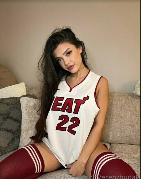 eceozbdk nudes pornstar pic