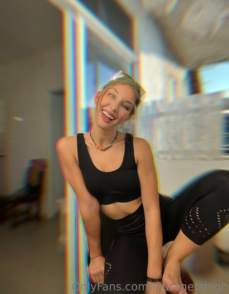 lauragetshigh art star img