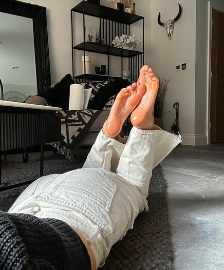 Graceful Feet model pretty pics