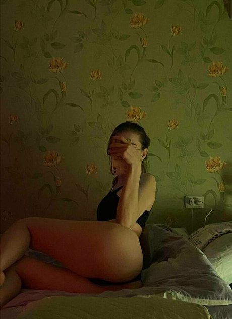 lesbian kissing onlyfans adult image