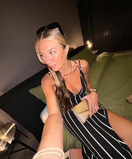 Julia Cole naked model photo