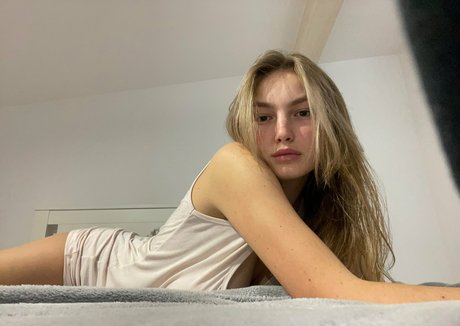 Naomi Reyners star top photo