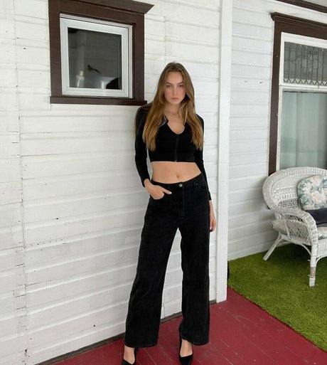 Naomi Reyners star erotic pics