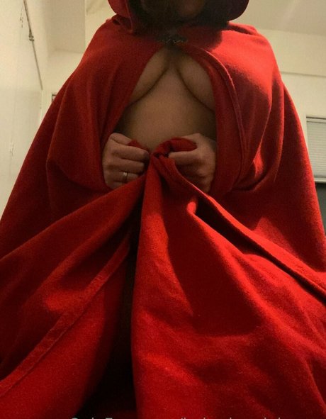 ladywheadphones model art pic