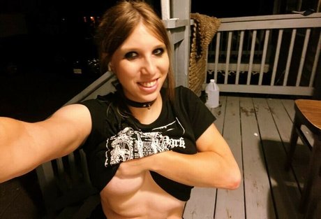 noctiflora model adult photo