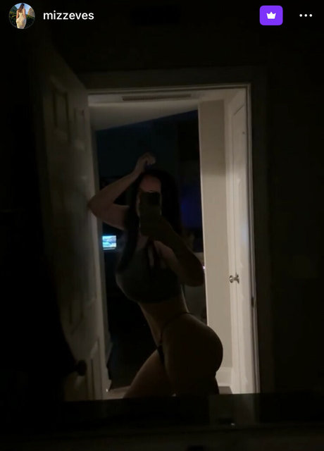 Mizzeves model naked pictures