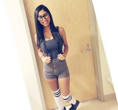 Sasha Kalra pretty star image