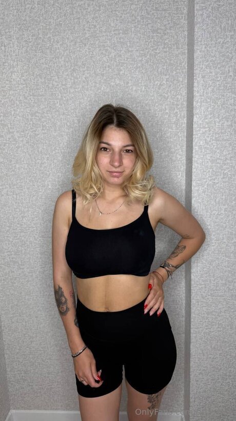 tina wet erotic model pic