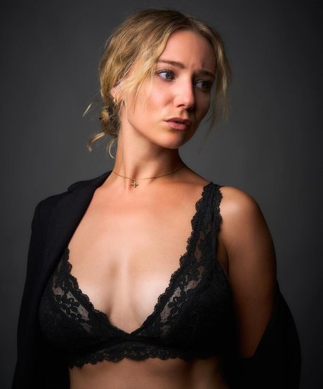 Sandra Amalia model art galleries