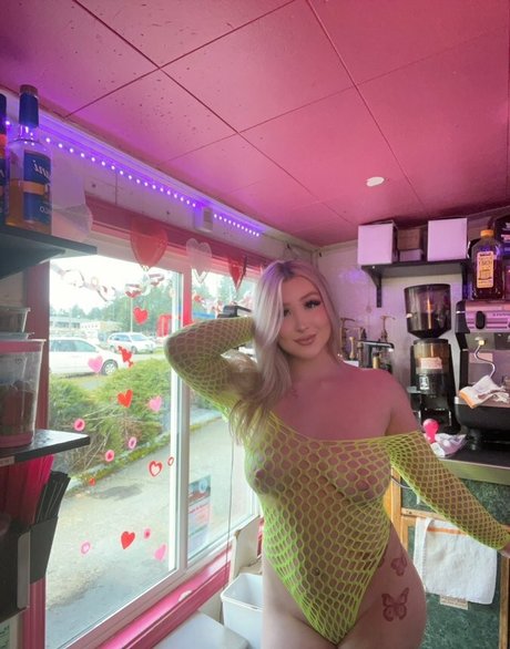 Stacked Blonde art star photo