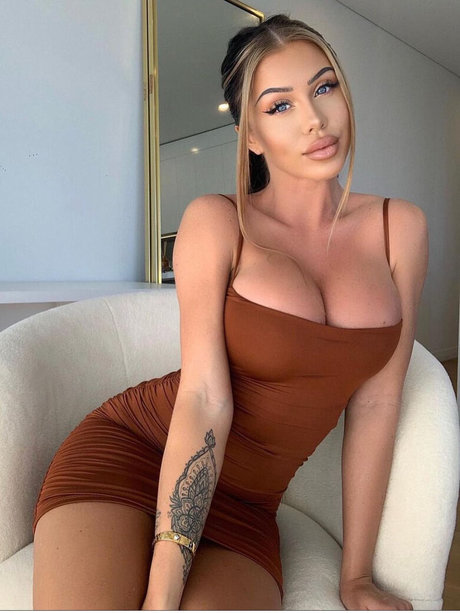 Lauraamy naked pornstar image