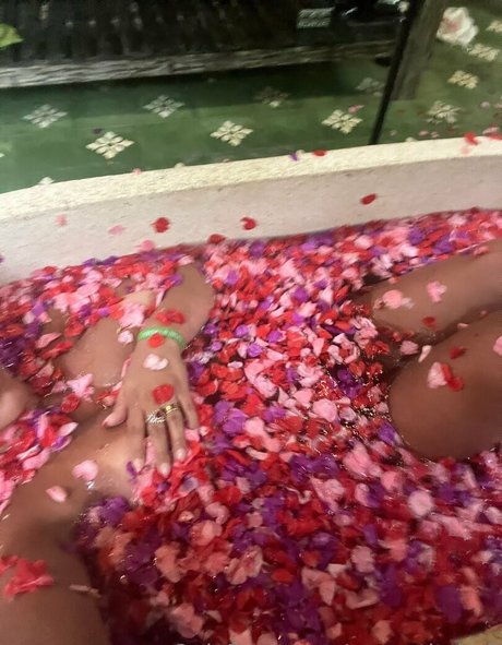 saucytitsbali nice model image