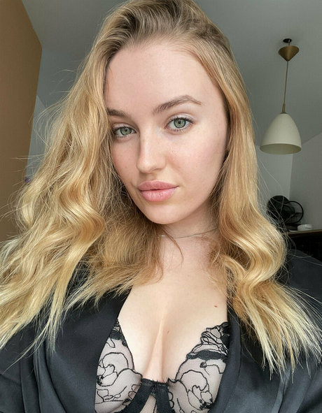 ashley boob top actress image