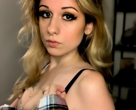 travelingsiren naked model image