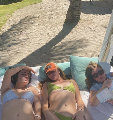 Lizzie Sennott art actress pictures