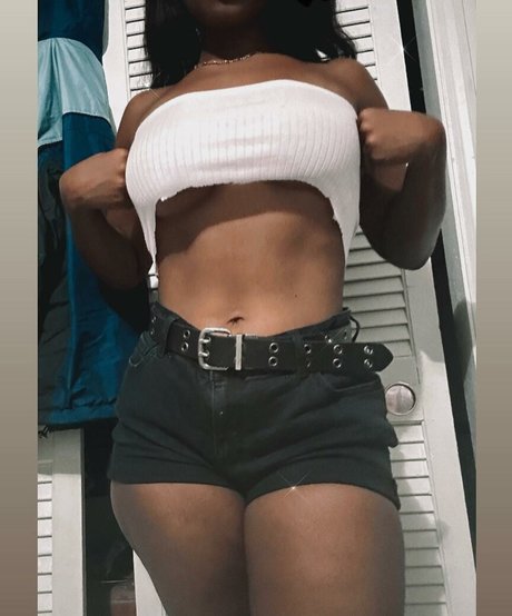 Niyahmoeye pornographic model img