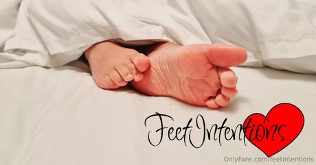 feetintentions model naked image