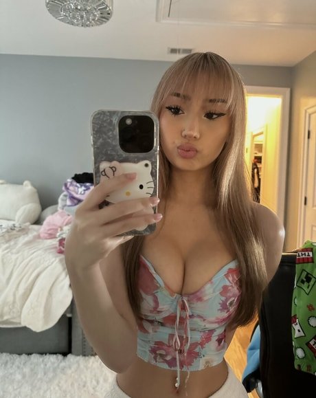 angmaire naked model img