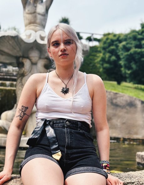 Larissa Zeeuwe hot actress image