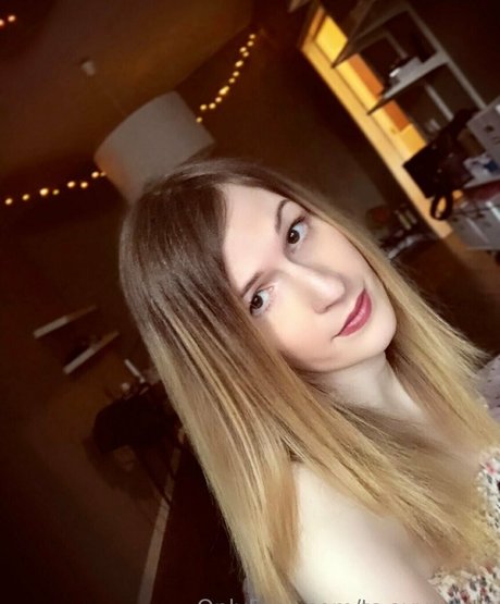 ms peachymoon adult model photo