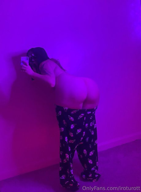 iroturott naked model archive