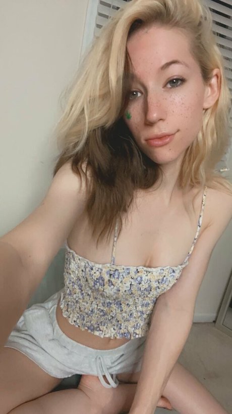 elladevilfree star adult image