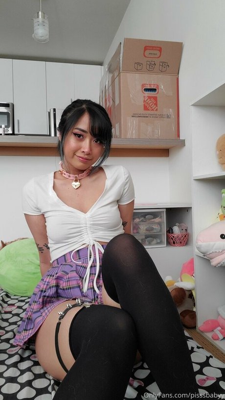 pisssbabyy nude model picture
