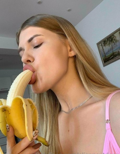 elisenextdoor star nude pictures