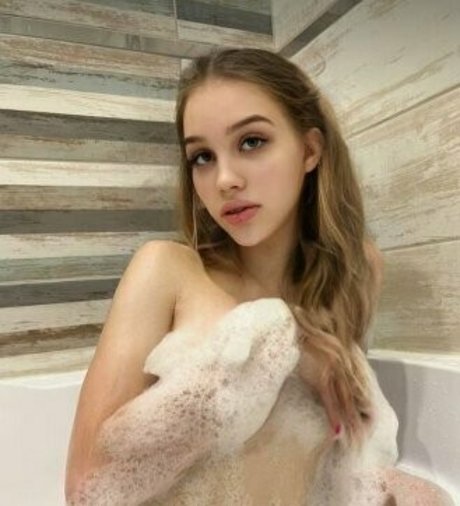 elisenextdoor perfect model picture