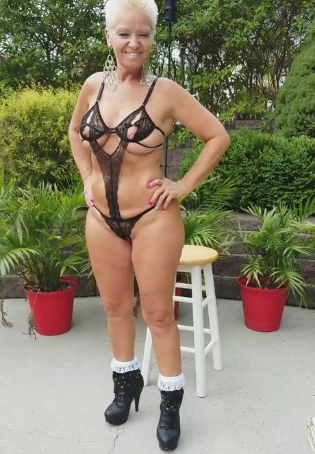 Bambi Cummins hot actress pic