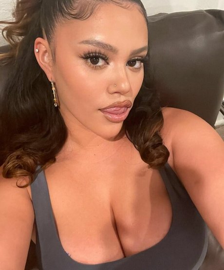 Onlygramztv model hd images