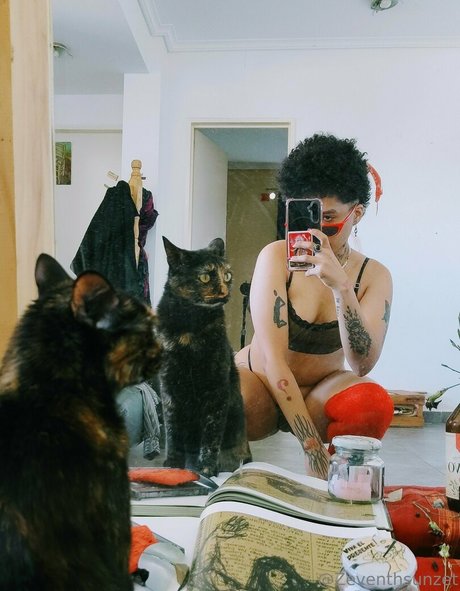 zeventhsunzet model pornographic photos