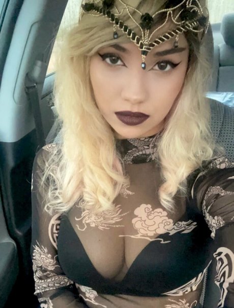 Trickywi sexy model photo