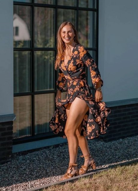 Puckmoonen hot model image