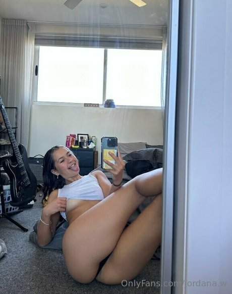 Jordana w star top picture