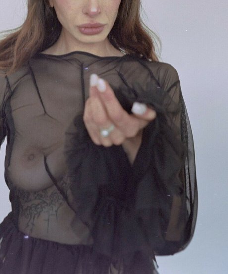 Deeronmoon model nude photo